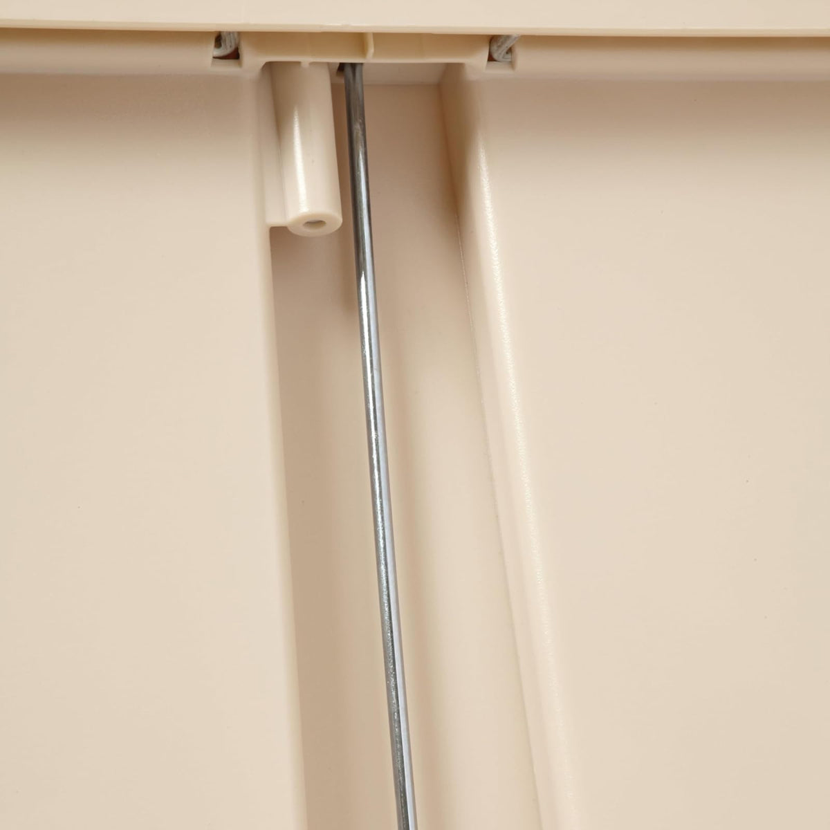 Rubbermaid Commercial Products Streamline® – Contenedor Delgado para Espacios Reducidos, Bote con Pedal Frontal, Cierre Silencioso y Bisagra que No Daña la Pared, Capacidad de 15 L, Beige 1883455