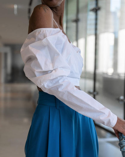 The Drop Crop Top para Mujer, Drapeado con Hombro Descubierto, Blanco, por @signedblake