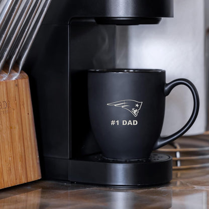 Rico Industries NFL Football New England Patriots #1 Dad - Taza de cerámica negra mate grabada con láser, para bebidas calientes o frías