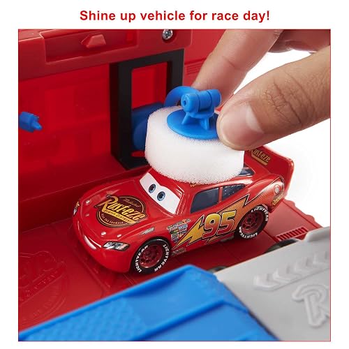 Mattel Disney and Pixar Cars Transforming Mack Playset, camión de Juguete 2 en 1 y estación de afinación con Lanzador, elevación y más