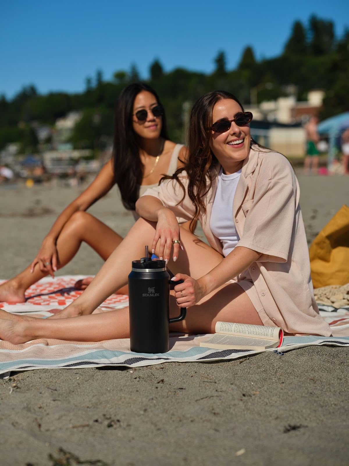 Stanley Quencher H2.0 FlowState - Vaso de acero inoxidable aislado al vacío con tapa y popote para agua, té helado, café, licuados y más, negro, 1900 ml.