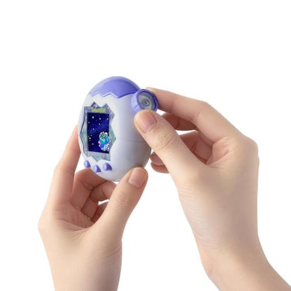TAMAGOTCHI - Paradise Océano Congelado, Mascota Electrónica Interactiva | Carcasa lavanda con estampado de nieve y pinos, pantalla a color, botones morados, ideal para regalo