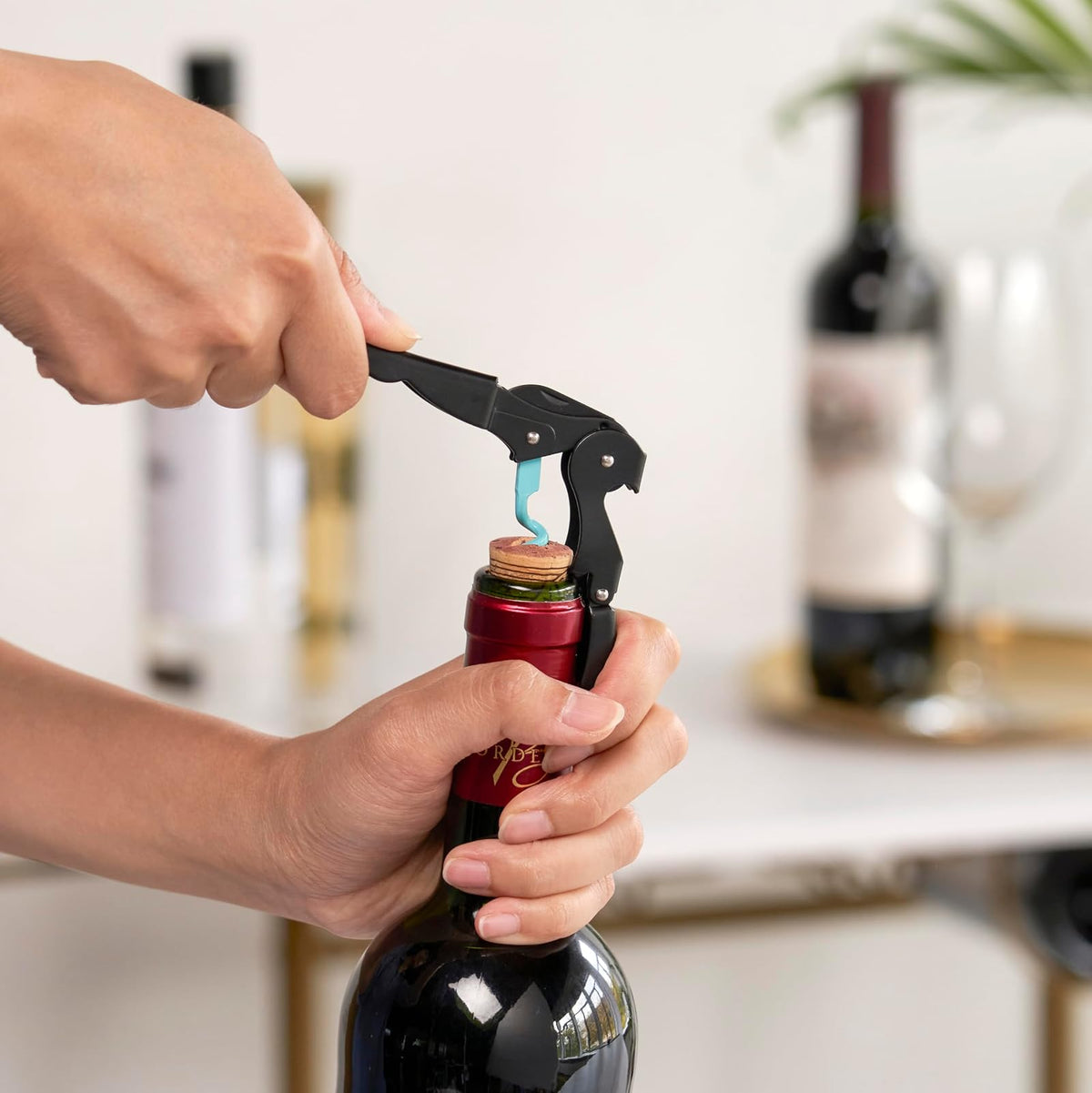 True Truetap - Abrebotellas de vino de camarero con doble bisagra, abrebotellas de vino de acero inoxidable con cortador de aluminio integrado, herramientas de bar para el hogar, accesorios de carrito