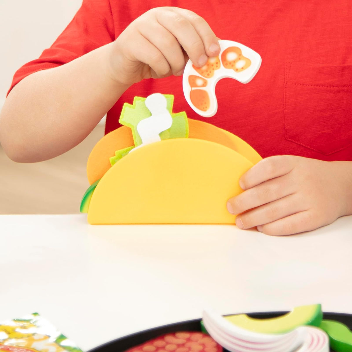 Melissa & Doug Juego de Tacos y Tortilla Para Rellenar y Doblar, Comida de Juguete, Comida Mexicana de Juguete que se Puede Cortar, Juguete de Madera, Sartén y Más (43 Piezas)
