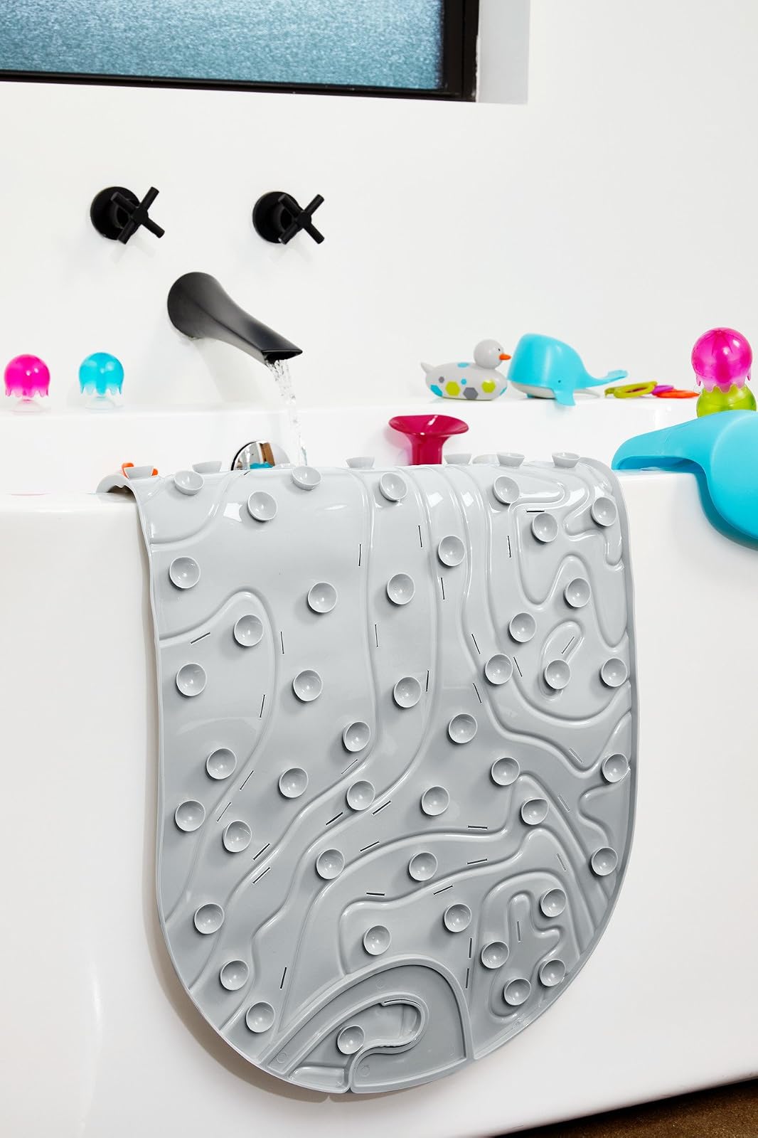 Boon GRIFFLE - Alfombrilla de baño con Textura Antideslizante y Gancho para Colgar y Agujeros de Drenaje, Color Gris