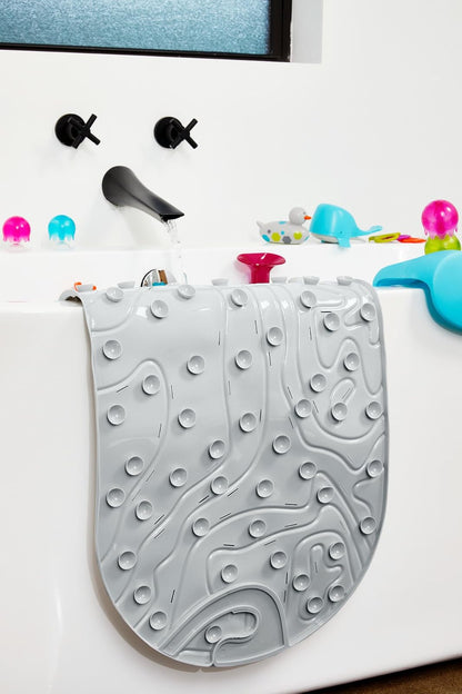 Boon GRIFFLE - Alfombrilla de baño con Textura Antideslizante y Gancho para Colgar y Agujeros de Drenaje, Color Gris