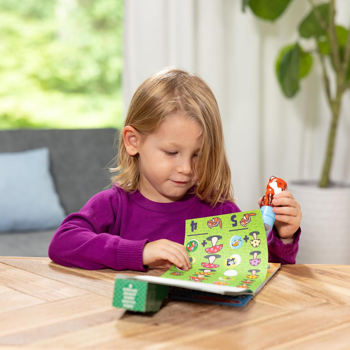 Melissa & Doug Sticker WOW!™ 24-Page Activity Pad and Sticker Stamper, 300 Stickers, Arts and Crafts Fidget Toy Collectible Character – Fox