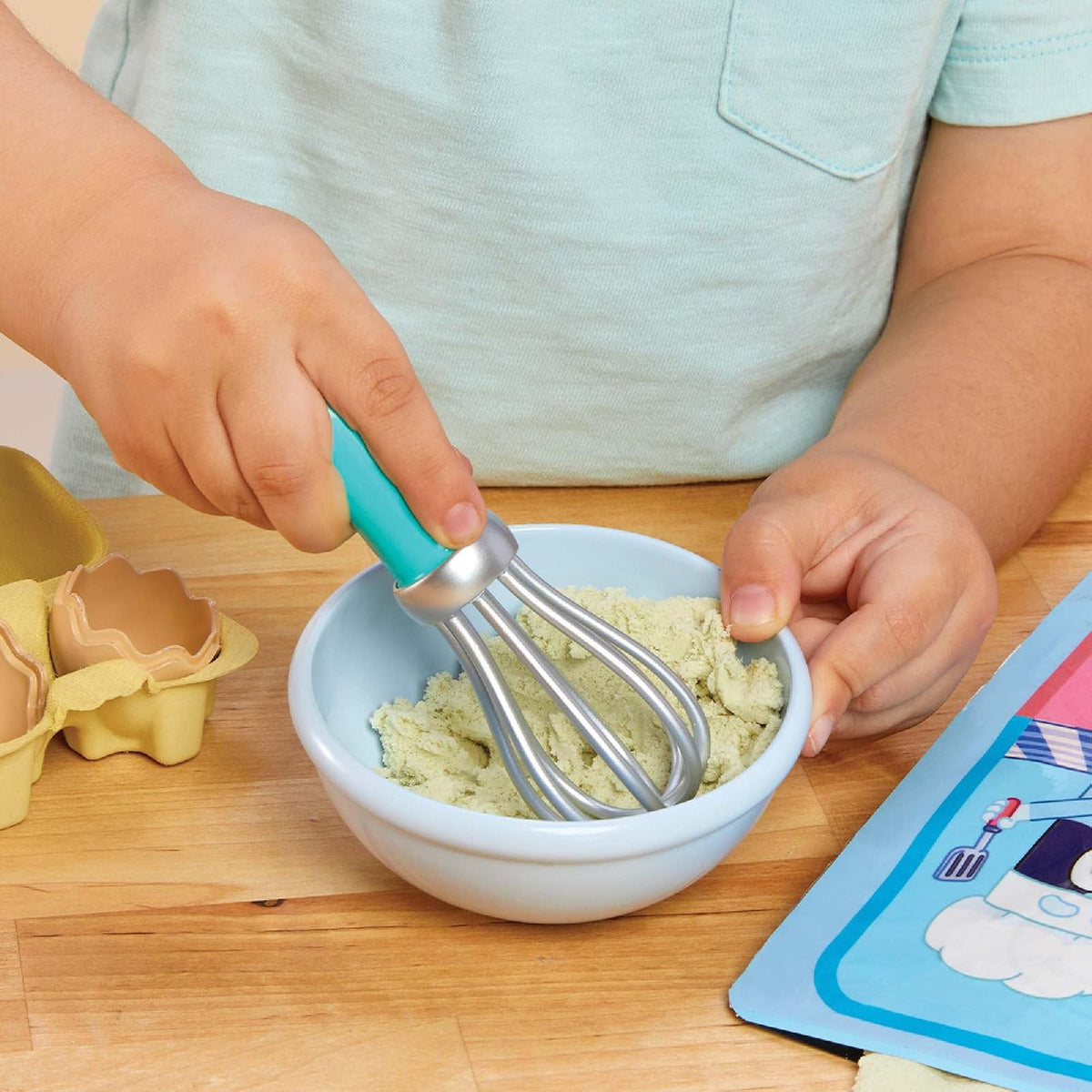 Little Tikes, Creative Chefs Bluey Kit de Pastel Pavlova, Juguetes de Cocina, Incluye Arena Make-It! Mix, +3 Años