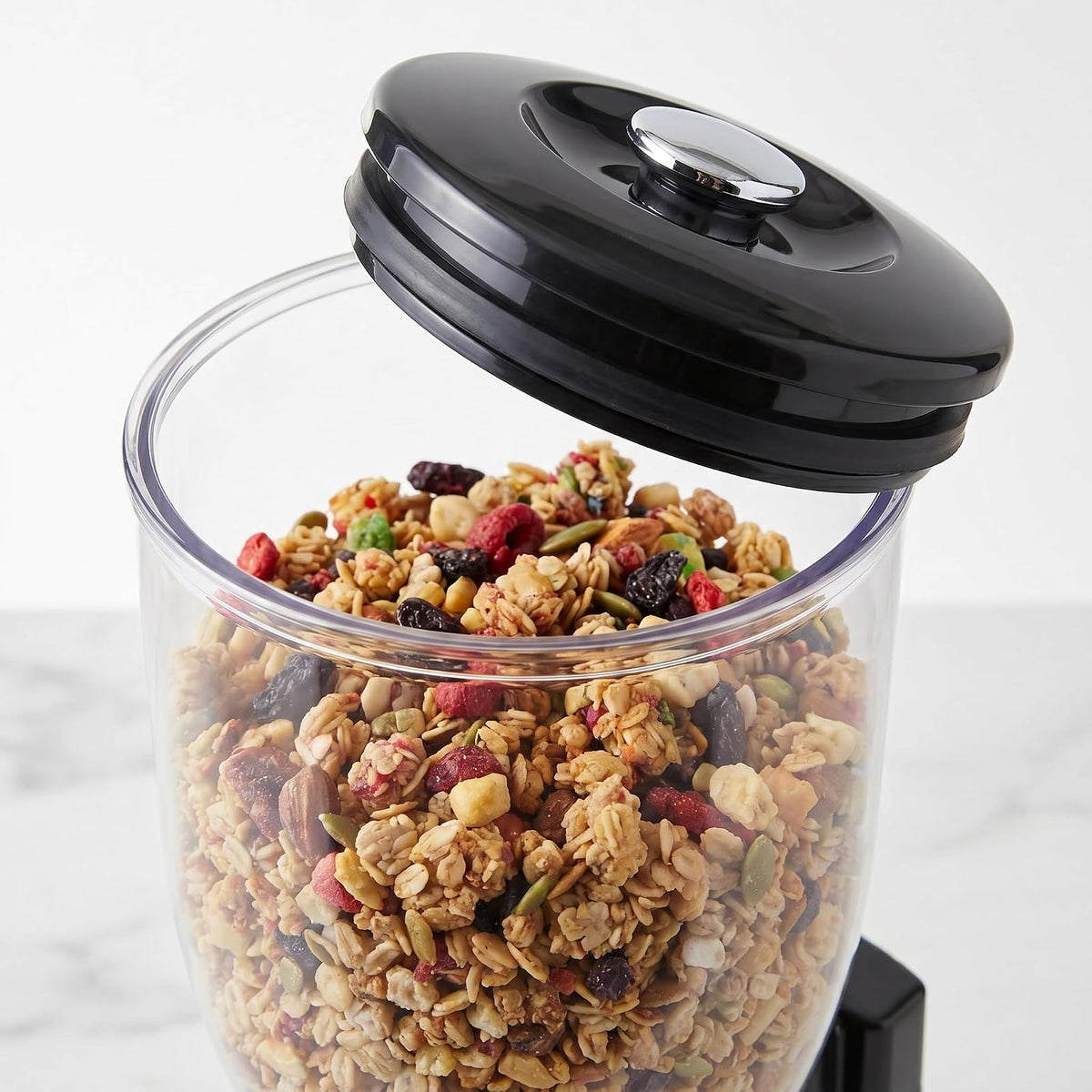 Zevro Dos dispensadores para alimentos secos, negro / cromado | Dos recipientes herméticos de 17 onzas en una base de cromo dispensan cereales, nueces o dulces en porciones uniformes