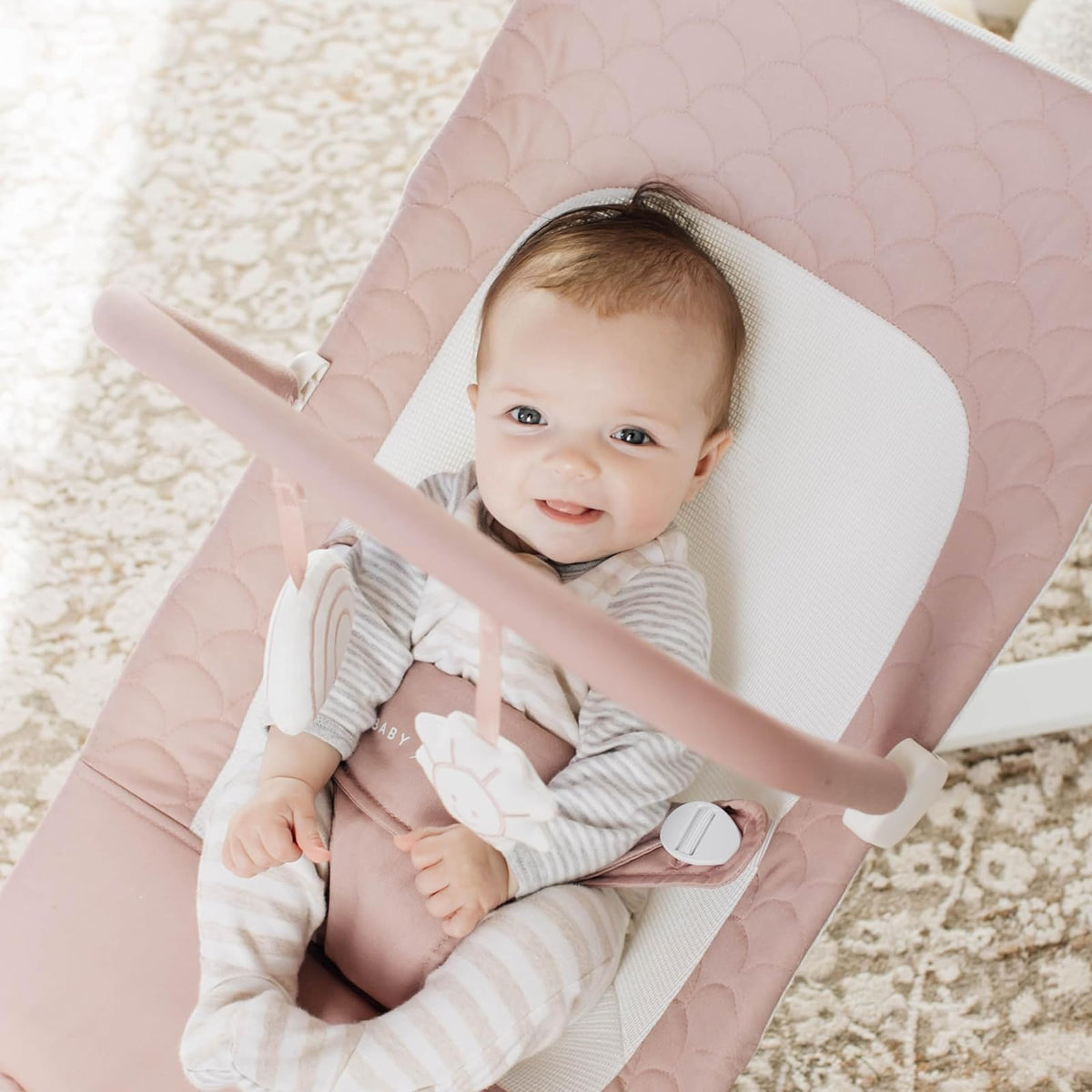 Baby Delight Alpine Deluxe - Gorila portátil para bebé, 0-6 meses, tela de algodón orgánico 100% certificado GOTS, rosa orgánica