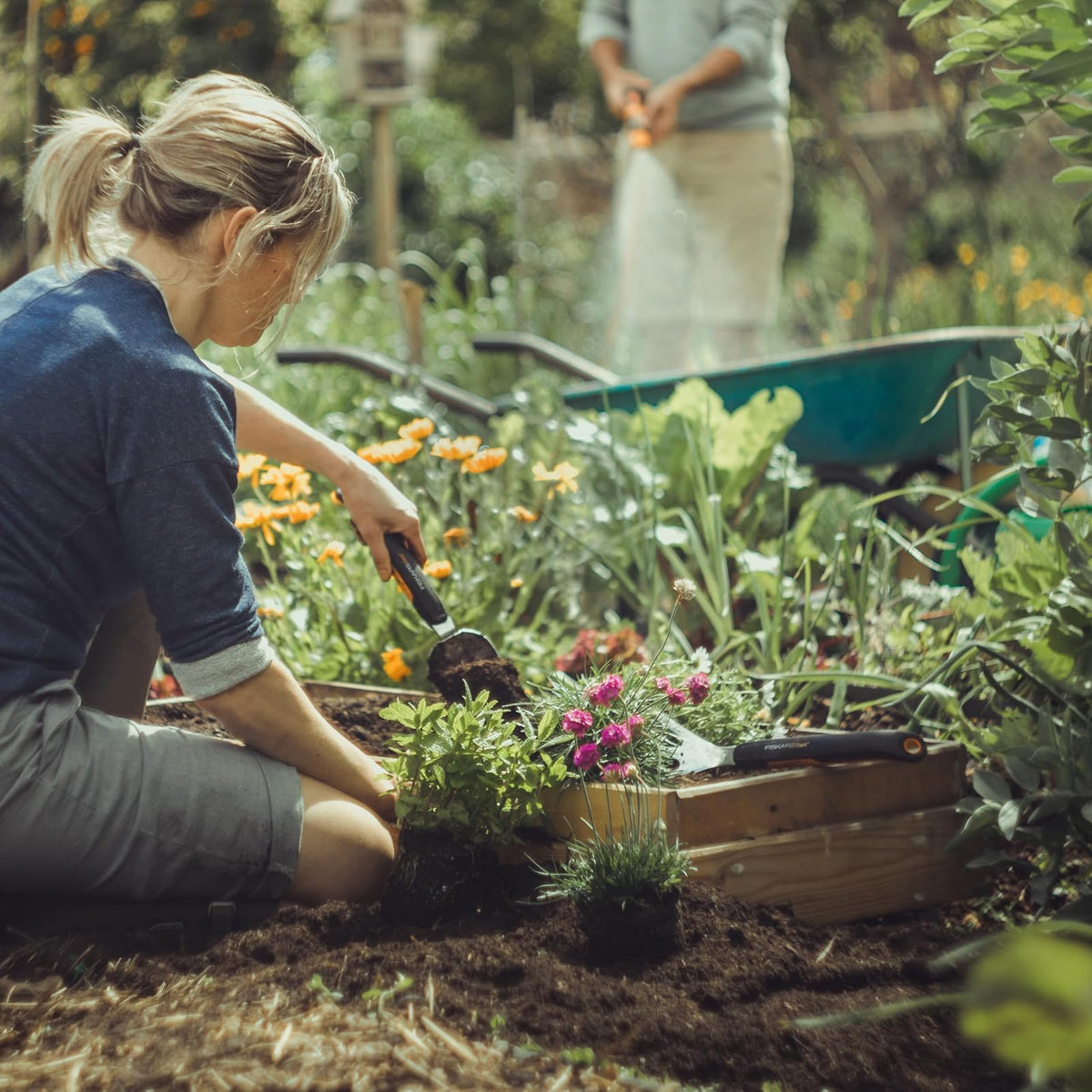 Fiskars Xact - Cultivador de mano de acero inoxidable con mango de agarre suave, herramienta de jardín duradera para aflojar y airear el piso, ideal para macizos de flores y camas de jardín