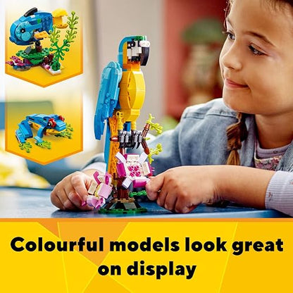 LEGO® Creator Loro Exótico; Animales de la Selva para Actividades en Familia con un Divertido Loro 3 en 1 articulado Que se Puede Transformar en una Colorida Rana Azul o un tierno pez Azul 31136