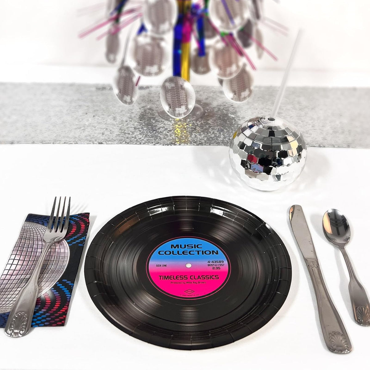Beistle - Paquete de 16 platos de papel para discos temáticos de los años 50, suministros de fiesta de música de vinilo retro de 9 pulgadas, vajilla de los años 50