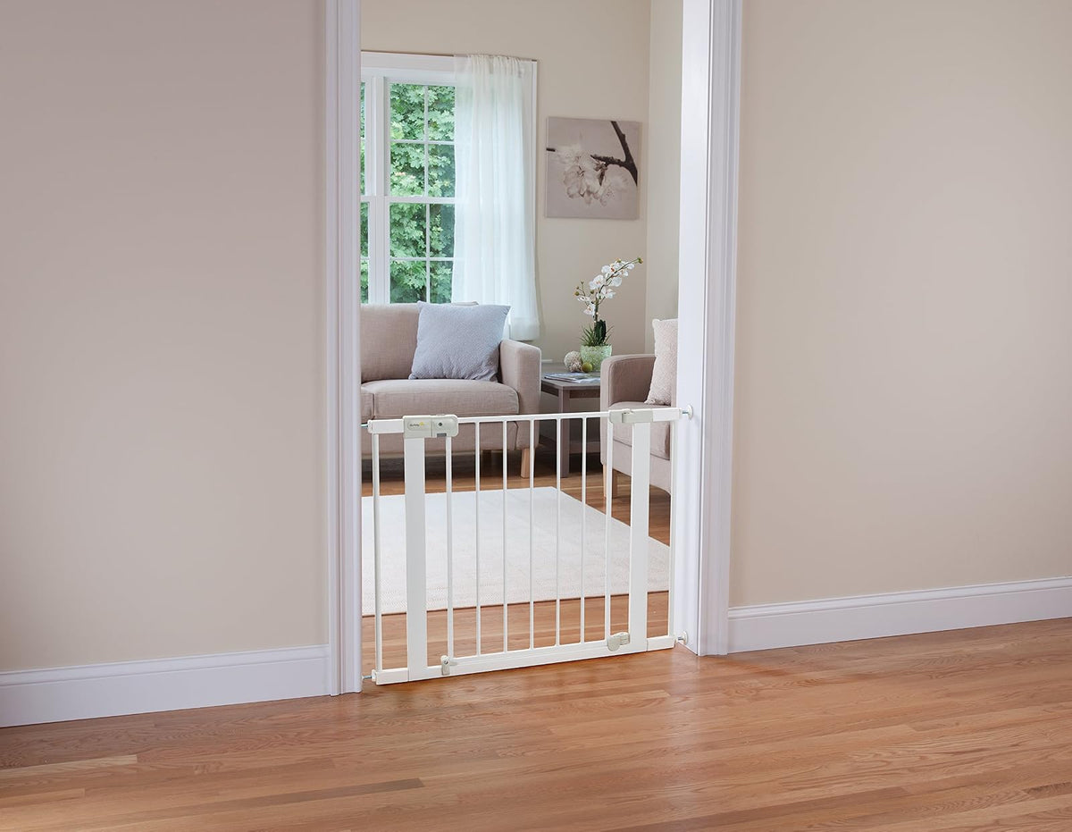 Safety 1st - Puerta para bebé con cierre automático y fijación a presión, para espacios desde 74 hasta 96 cm
