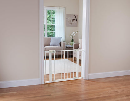Safety 1st - Puerta para bebé con cierre automático y fijación a presión, para espacios desde 74 hasta 96 cm