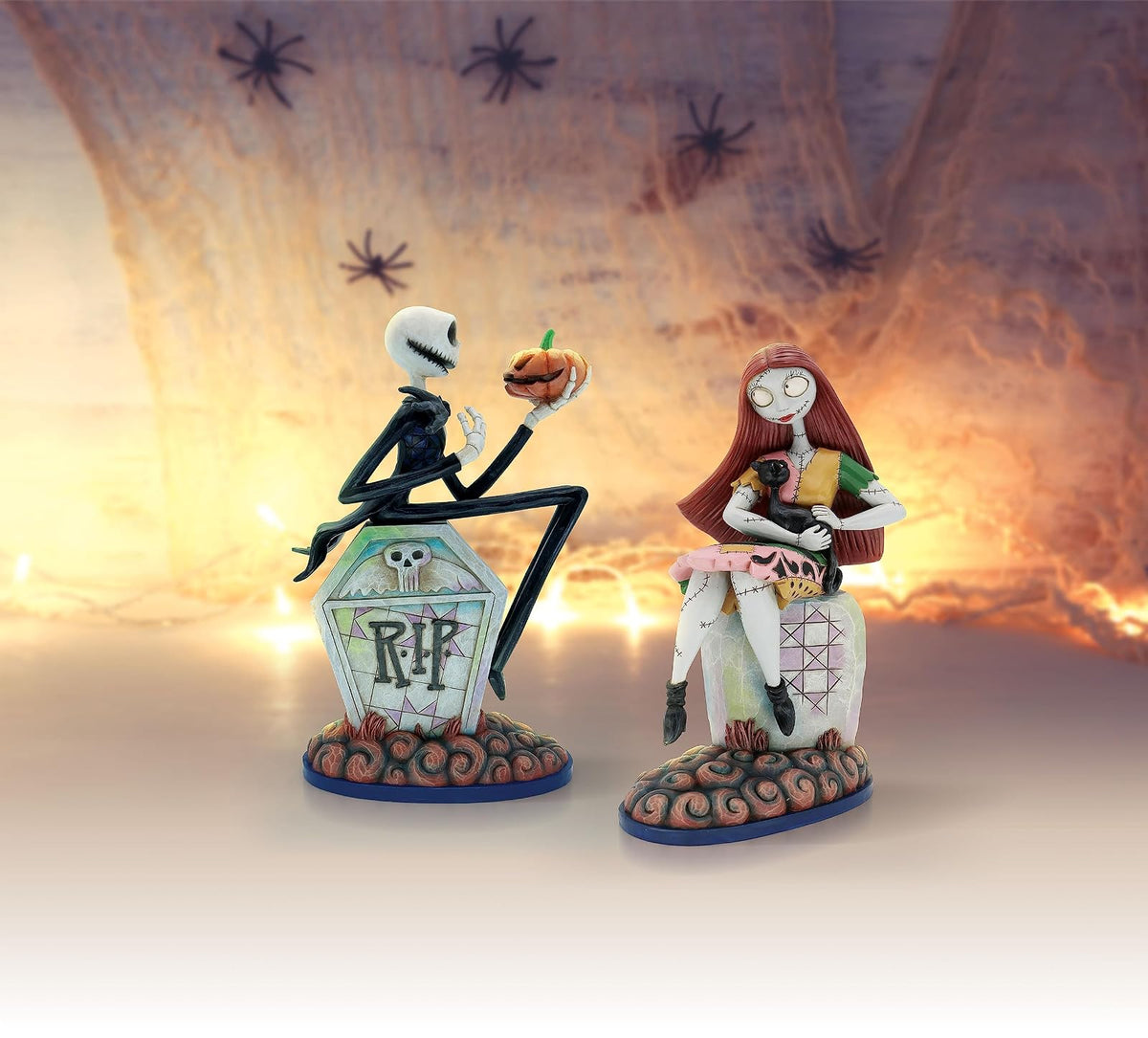 Enesco Jim Shore Disney Traditions Nightmare Before Christmas - Figura de Sally y Gato en lápida, 8 Pulgadas, Multicolor