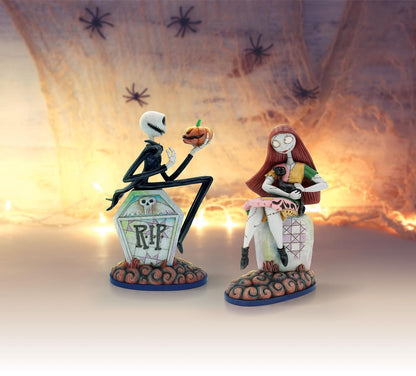 Enesco Jim Shore Disney Traditions Nightmare Before Christmas - Figura de Sally y Gato en lápida, 8 Pulgadas, Multicolor