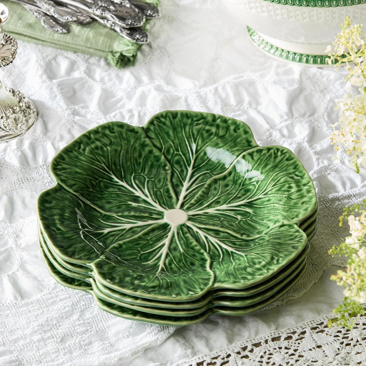 Le Jardin - Juego de 4 platos 3D de col de 11 pulgadas - Plato de hoja de gres verde esculpido - Vajilla inspirada en el jardín de temporada para comidas y entretenimiento de primavera y verano