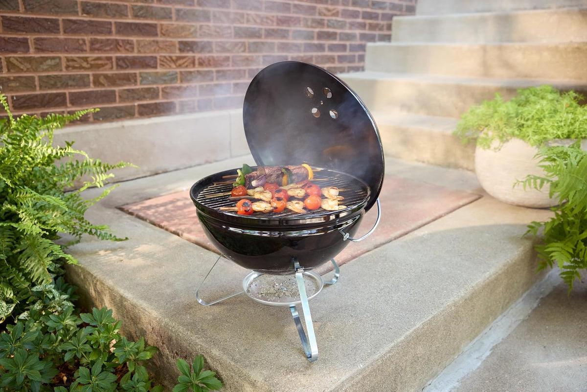 Weber Smokey Joe 14" Asador de carbón – Parrilla de carbón portátil compacta con cerradura de tapa Tuck‑N‑Carry® y acabado duradero de porcelana esmaltada para cocinar al aire libre