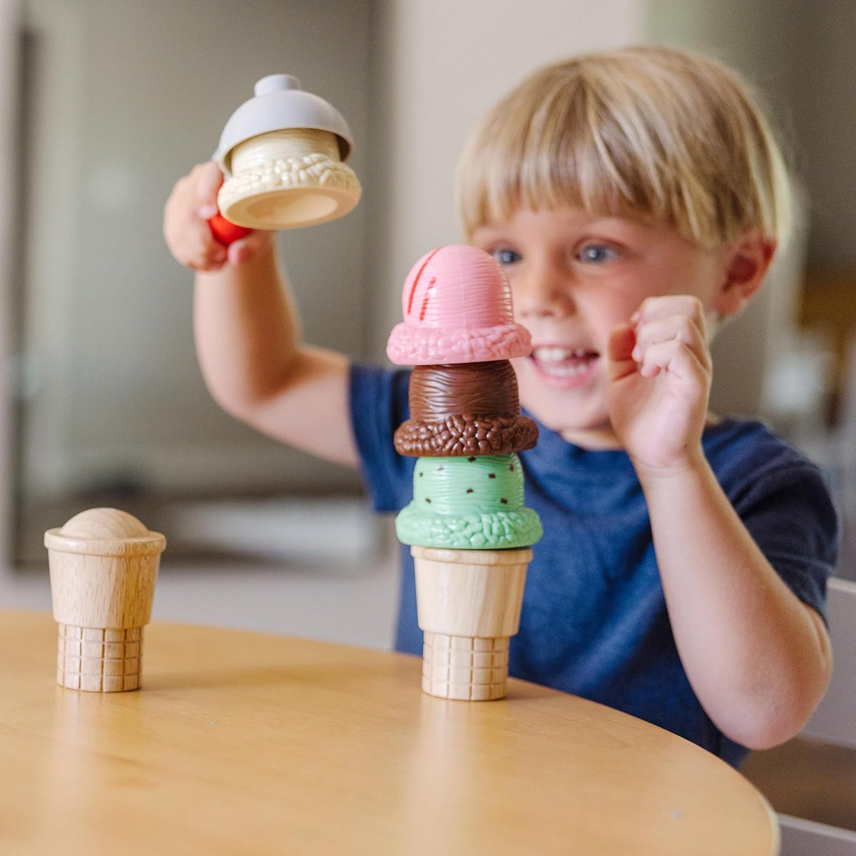 Melissa & Doug Juego de Cono Magnético para Servir y Apilar Bolas de Helado, Comida de Juguete, Estimula la Interacción Social (8 Piezas) - Certificados FSC