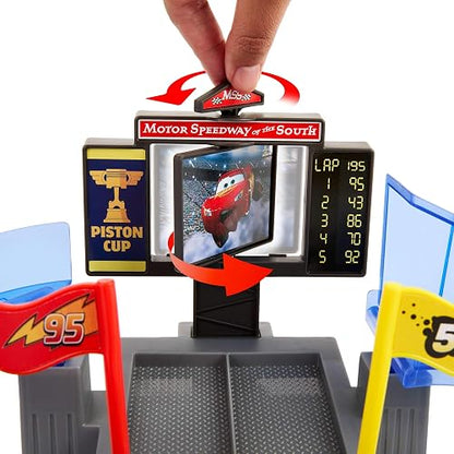 Mattel Disney Pixar Cars Pista de Acrobacias Copa Pistón, Circuito Interactivo, Lanzador y Salto épico, recrea la Escena Inicial, para niños Desde 4 años en adelante