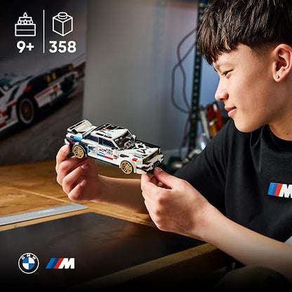 LEGO Speed Champions BMW M3 (E30) – Kit de Construcción para Niños y Niñas a Partir de 9 Años – Auto BMW de Juguete con Minifigura de Piloto – Réplica de Vehículo – 77263
