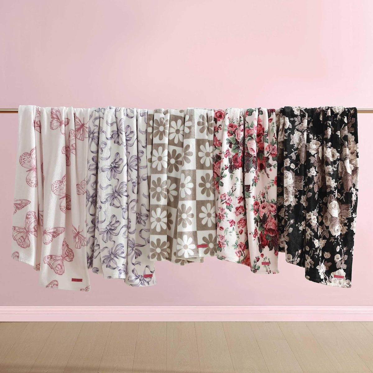 Betsey Johnson - Cobija, Ropa de Cama de Felpa ultrasuave, cálida y acogedora, Esencial para habitación de Gran tamaño (clásico Floral Negro, King)