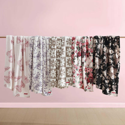 Betsey Johnson - Cobija, Ropa de Cama de Felpa ultrasuave, cálida y acogedora, Esencial para habitación de Gran tamaño (clásico Floral Negro, King)
