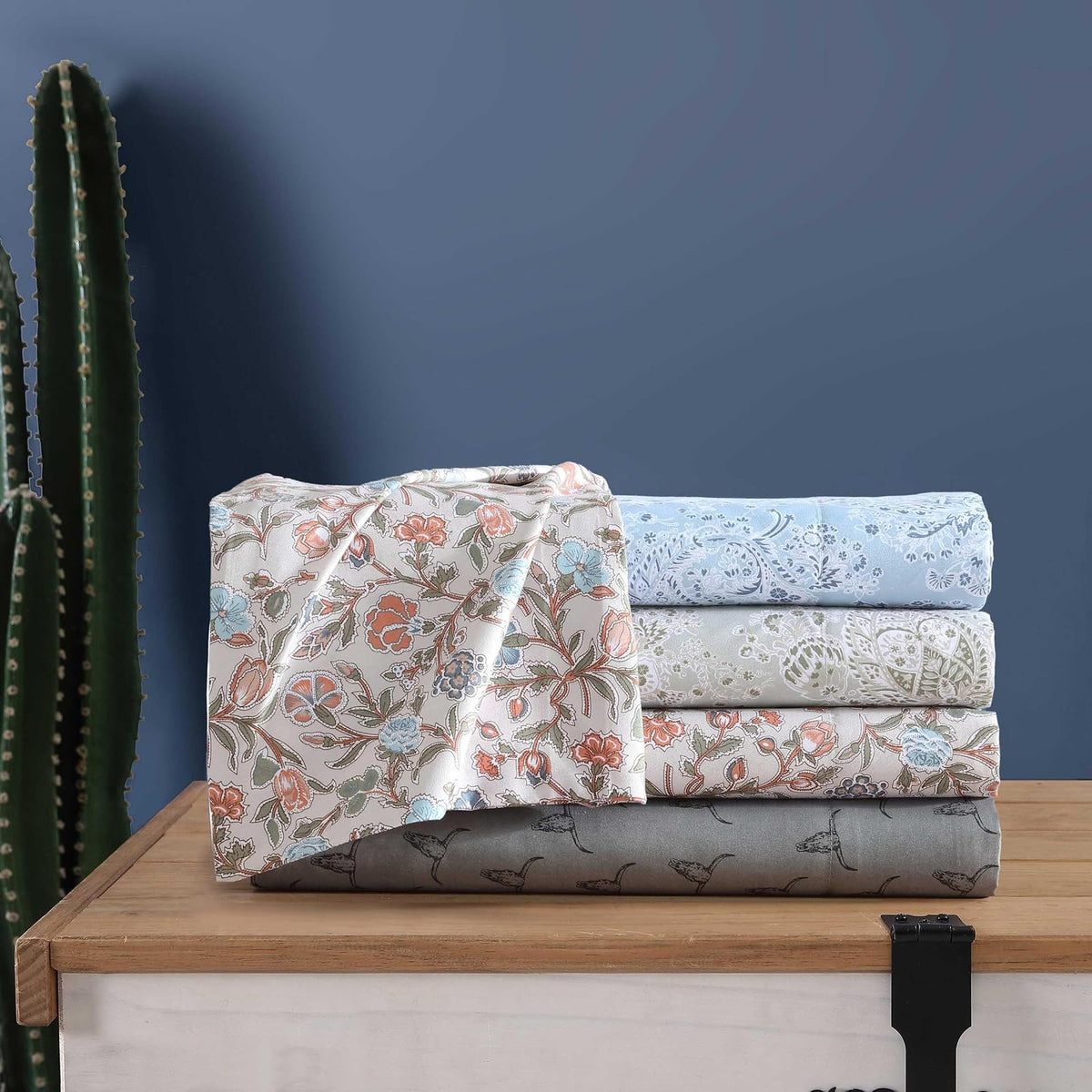Wrangler - Juego de sábanas de Cama Queen, Sedoso y Ligero, sábanas de Cama Floral, Inspirado en la Piedra Amarilla, Esenciales para recámara (Beige Floral hacia el Oeste, Queen)