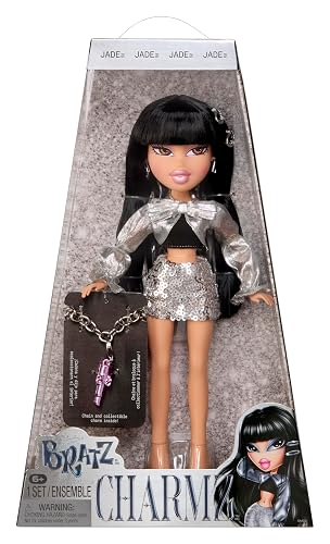 Bratz, Charmz Jade, Muñeca de Moda, con Icónico Look Metalizado, Incluye Charm para Pulsera con Forma de Labial