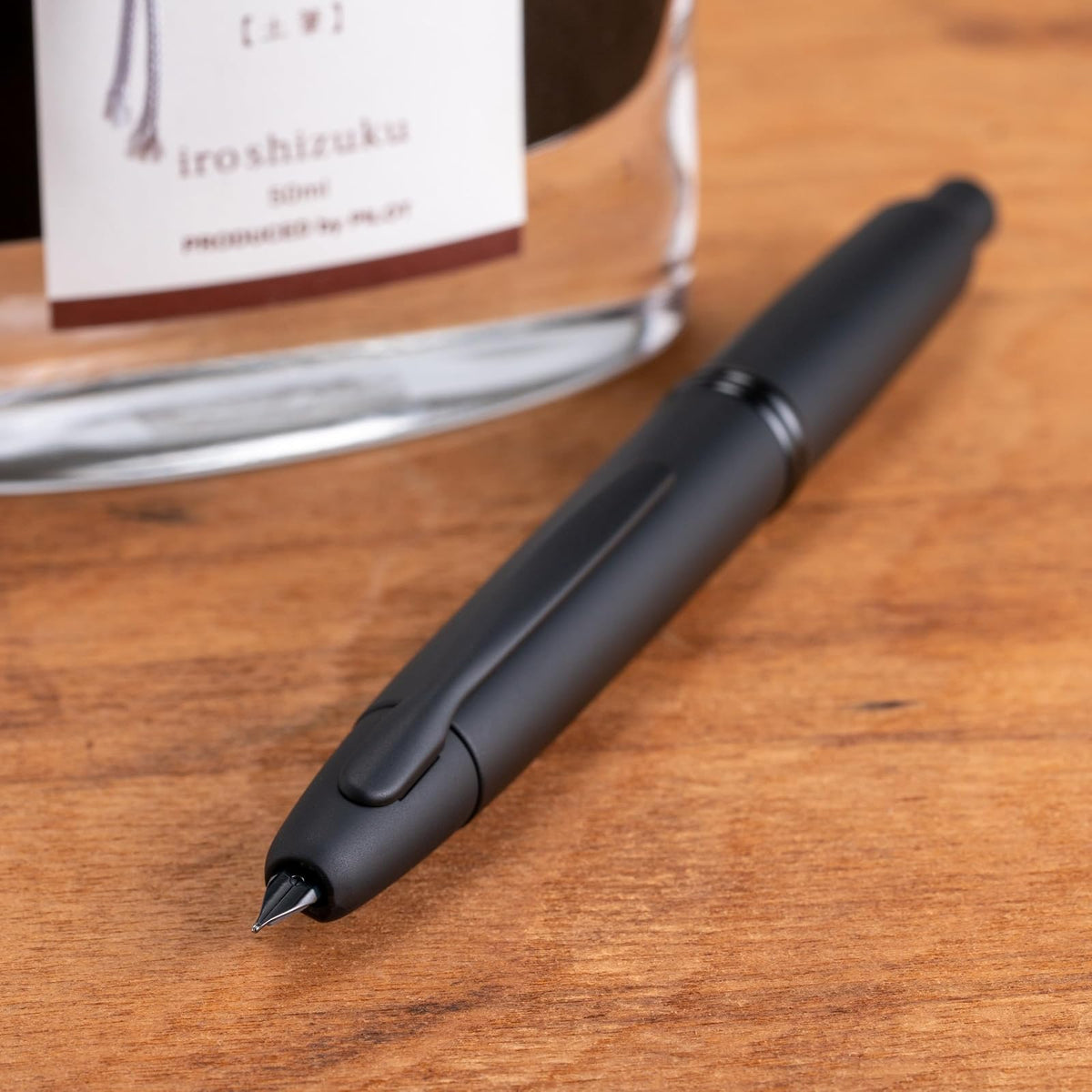 Pilot Vanishing Point, Pluma Fuente Retráctil Negra Mate, Tinta Líquida Azul, Mediano, Estuche 1 Pieza (60581)