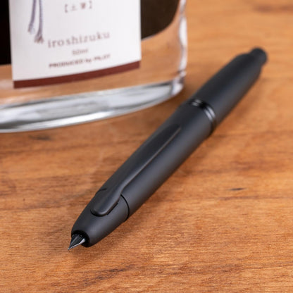 Pilot Vanishing Point, Pluma Fuente Retráctil Negra Mate, Tinta Líquida Azul, Mediano, Estuche 1 Pieza (60581)