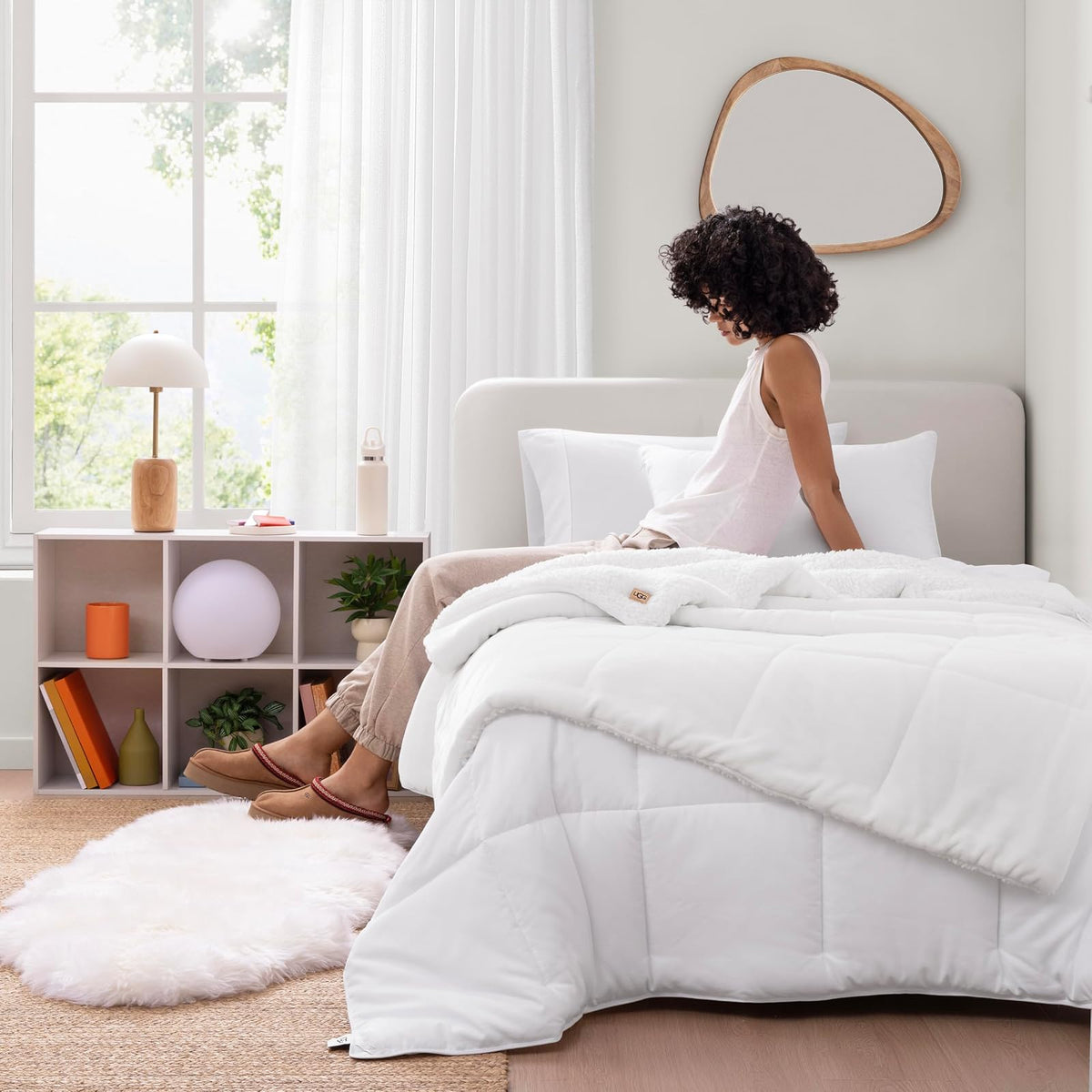UGG Nita - Manta Suave Reversible de Felpa para sofá o Cama, acogedora Manta cálida y esponjosa para Sala de Estar o Bonita decoración de recámara, Lavable alternativamente, 50 x 70 Pulgadas, Nieve