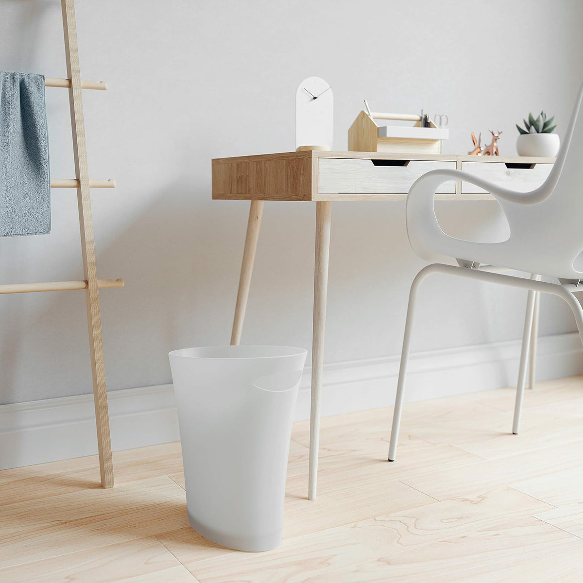 Umbra Skinny Bote de basura, Blanco metálico