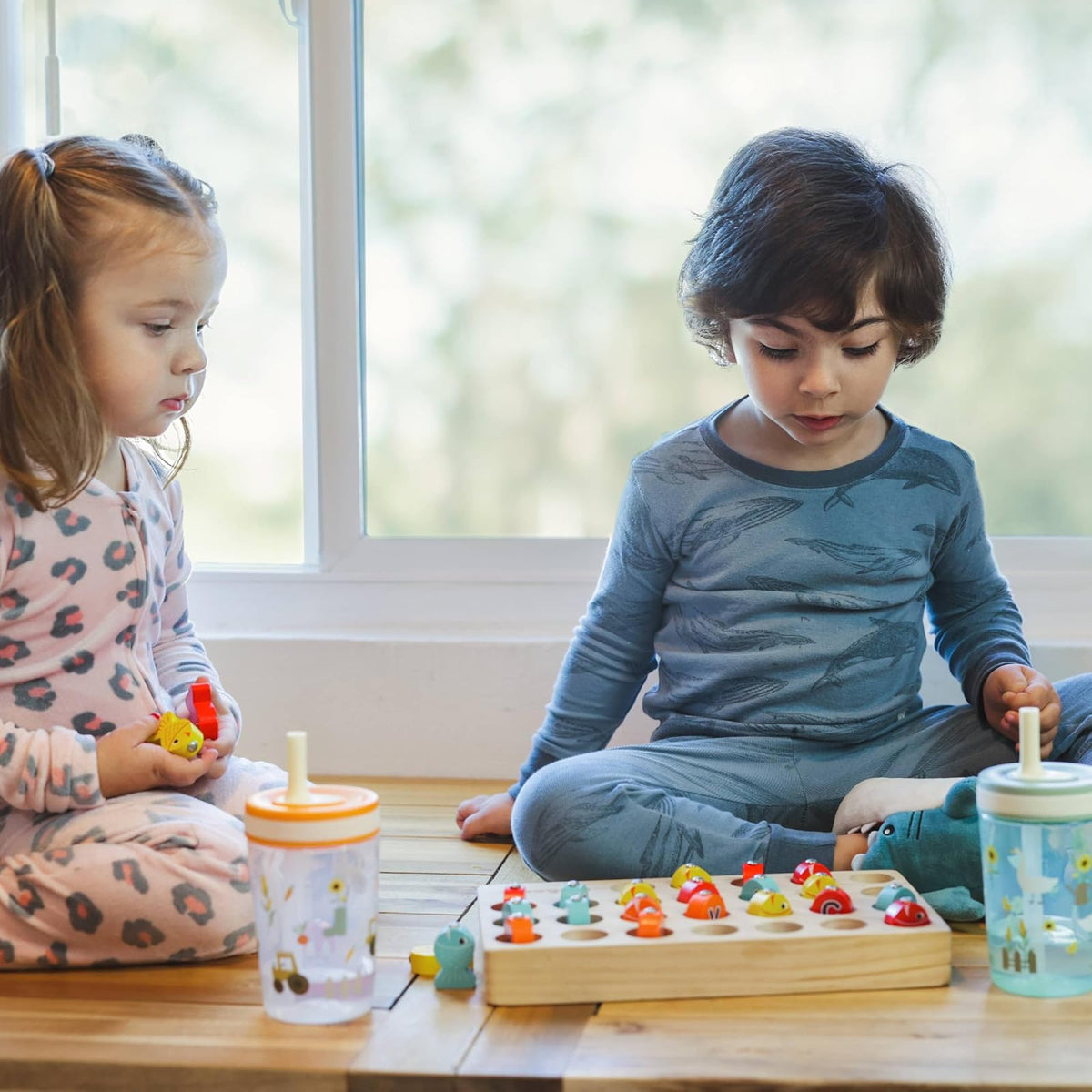 Zak Designs Kelso - Vasos para niños pequeños para viajes o en casa, paquete de 2 tazas de plástico duraderas con diseño a prueba de fugas, perfectas para niños (ganso tonto, cosecha)