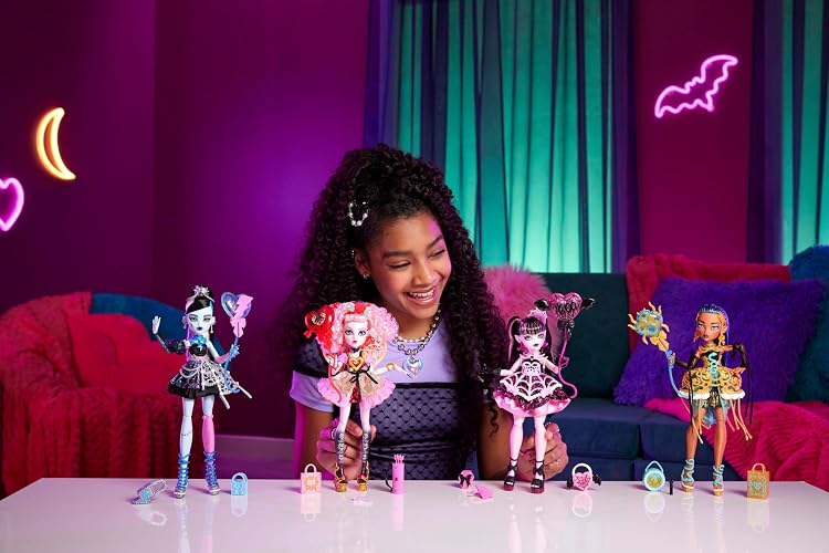 Monster High Cumpleaños Draculaura 1600 Muñeca Frankie Stein con Accesorios para Niñas De 4 Años En Adelante