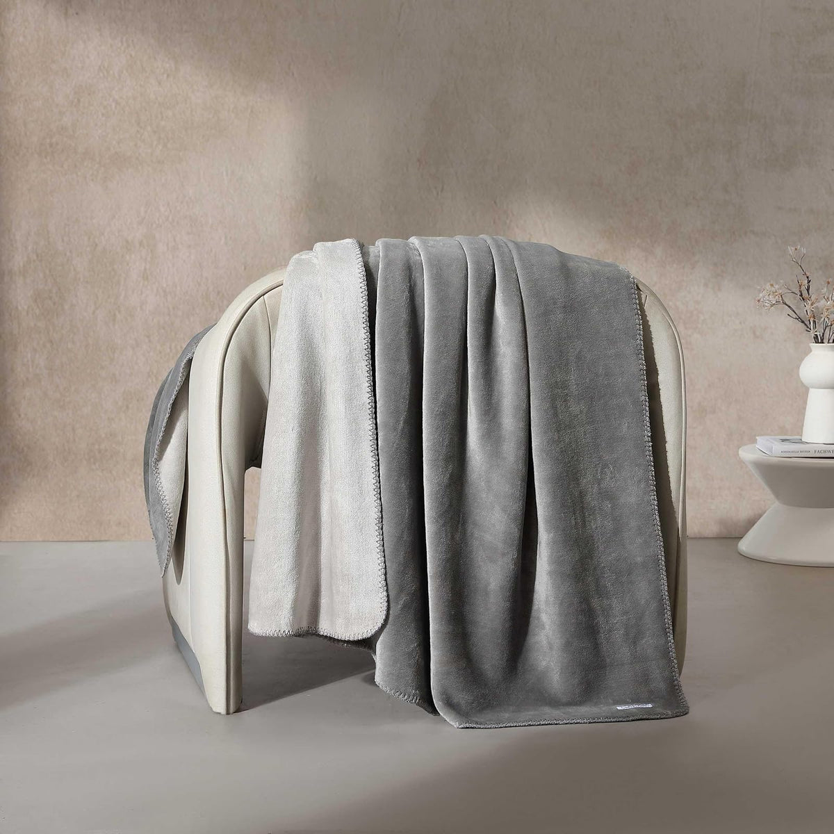 Calvin Klein - Manta Reversible de Felpa de Alta Calidad con Detalles de Punto de azotea, práctica Ropa de Cama de Lujo (Moderno Reversible Gris sólido, 50 x 70)