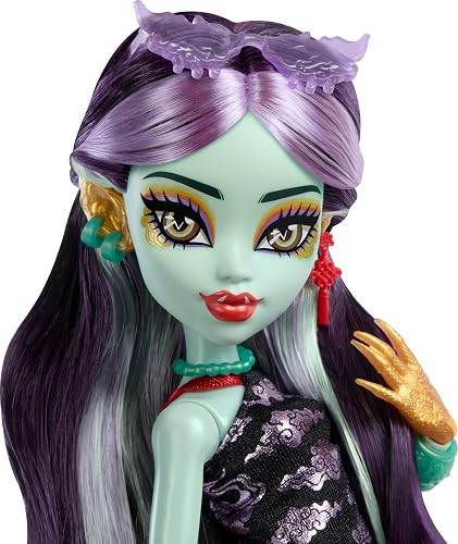 Monster High - Muñeca de dragón Jinafire Long Cloudy Yun Yun y 7 Accesorios Incluyendo un álbum de Dibujo, Bebida de Yogur y Mochila, Juguete para niños de 4 años de Edad, HYV58
