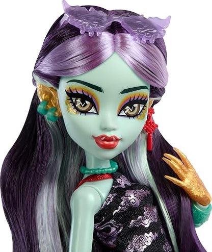 Monster High - Muñeca de dragón Jinafire Long Cloudy Yun Yun y 7 Accesorios Incluyendo un álbum de Dibujo, Bebida de Yogur y Mochila, Juguete para niños de 4 años de Edad, HYV58