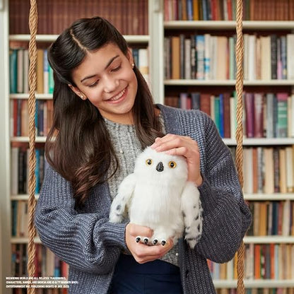 Wizarding World, Lechuza de Harry Potter Hedwig Interactiva con más de 15 Sonidos y Movimientos y sobre de Hogwarts, Juguetes para niños a Partir de 5 años