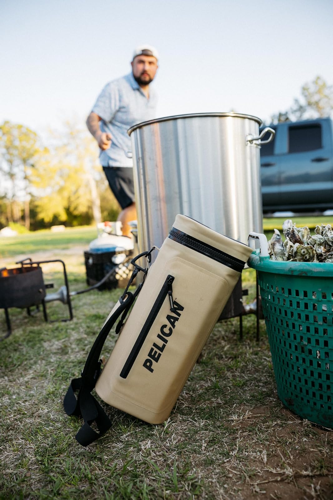 Pelican Dayventure - Enfriador Suave con Honda, Capacidad de 12 latas o 4 Botellas de Vino con Hielo, Resistente al Agua, Carcasa Exterior a Prueba de desgarros, Correa de Hombro Acolchada
