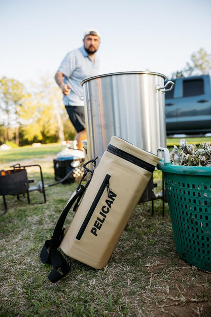 Pelican Dayventure - Enfriador Suave con Honda, Capacidad de 12 latas o 4 Botellas de Vino con Hielo, Resistente al Agua, Carcasa Exterior a Prueba de desgarros, Correa de Hombro Acolchada