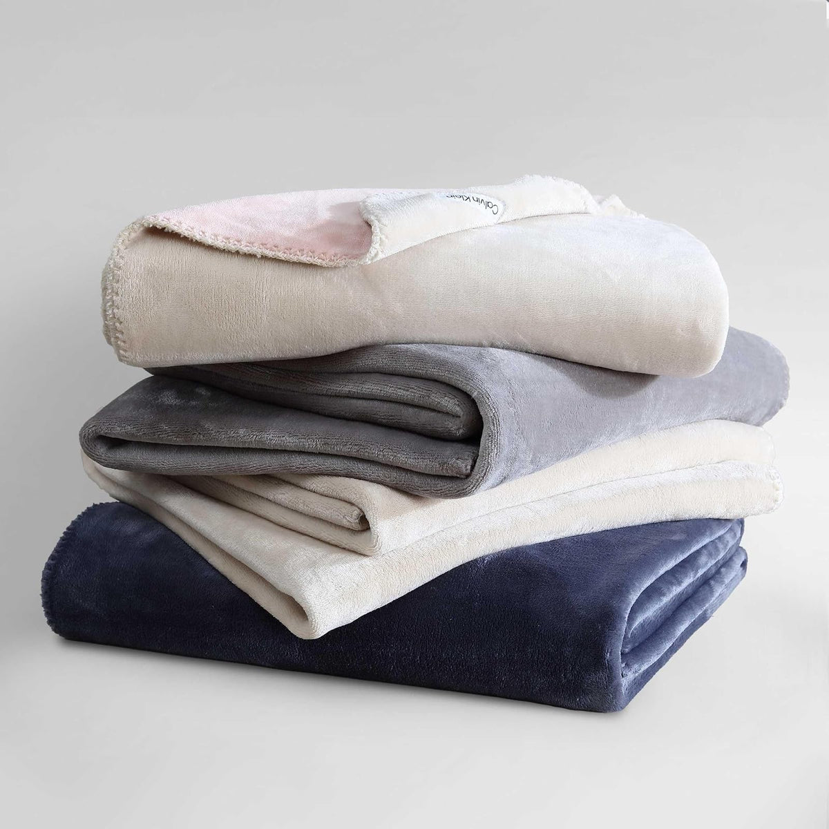 Calvin Klein - Manta Reversible de Felpa de Alta Calidad con Detalles de Punto de azotea, práctica Ropa de Cama de Lujo (Moderno Reversible Gris sólido, 50 x 70)