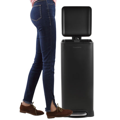 happimess HPM1007B Betty Retro Bote de basura con tapa de cierre suave, resistente a las huellas dactilares, moderno, minimalista para el hogar, cocina, lavandería, oficina, recámara, baño, negro