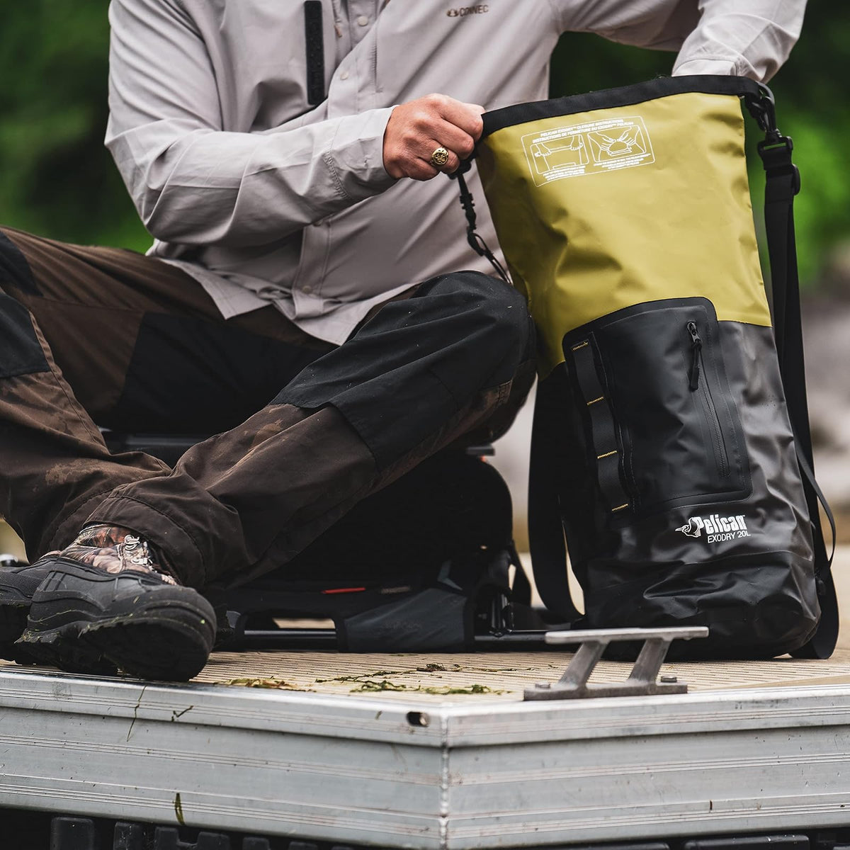 Pelican Bolsa seca impermeable – Exodry – Gruesa y ligera – Saco de compresión seco con tapa enrollable que mantiene el equipo seco para kayak, canotaje, playa, rafting, senderismo, camping y pesca