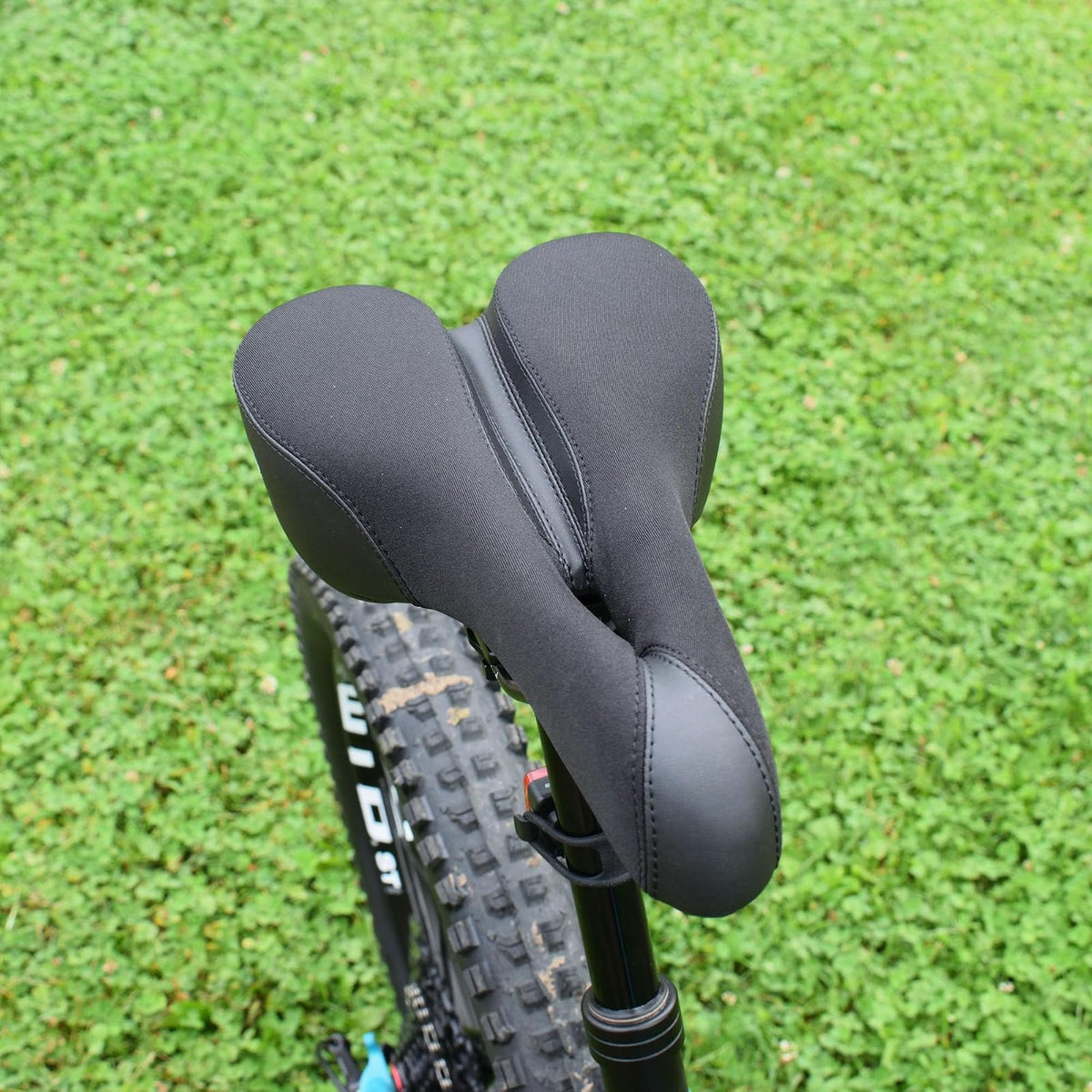 Planet Bike, sillín para Bicicleta clásico y Confortable con Sistema de Alivio anatómico, para Varones (Plateado/Negro)
