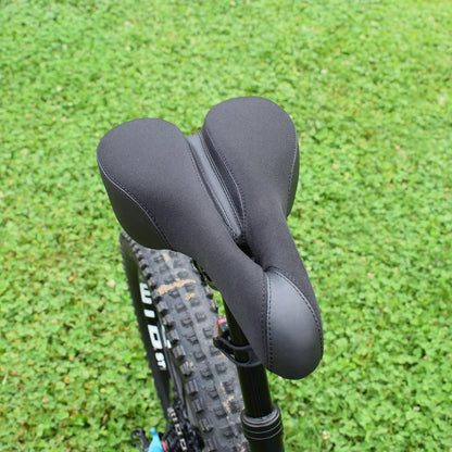 Planet Bike, sillín para Bicicleta clásico y Confortable con Sistema de Alivio anatómico, para Varones (Plateado/Negro)