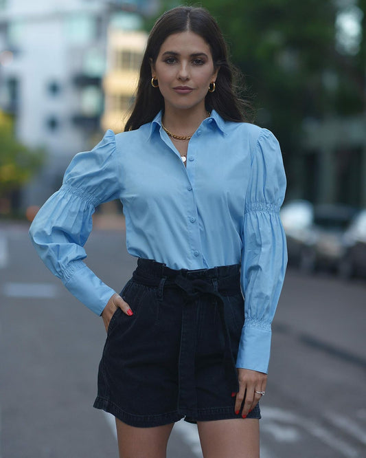 The Drop Playera de Botones Para Mujer, con Manga Fruncida, Azul Airy, por @paolaalberdi