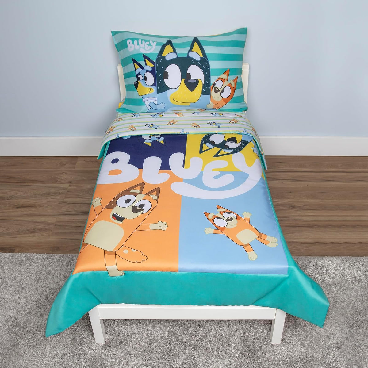 Bluey - Juego de Cama de 4 Piezas para niños pequeños, Incluye edredón, Juego de sábanas, sábana Bajera Ajustable, Funda de Almohada Reversible para Cama de niños o niñas, Color Azul
