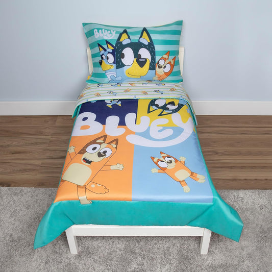 Bluey - Juego de Cama de 4 Piezas para niños pequeños, Incluye edredón, Juego de sábanas, sábana Bajera Ajustable, Funda de Almohada Reversible para Cama de niños o niñas, Color Azul